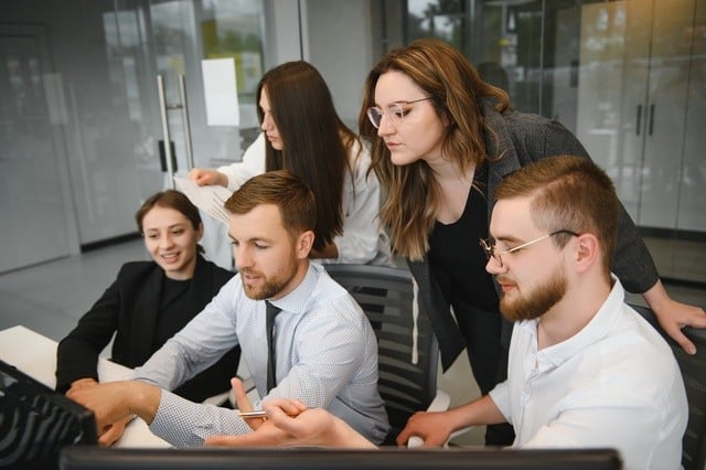 640-business-people-working-on-project-in-office