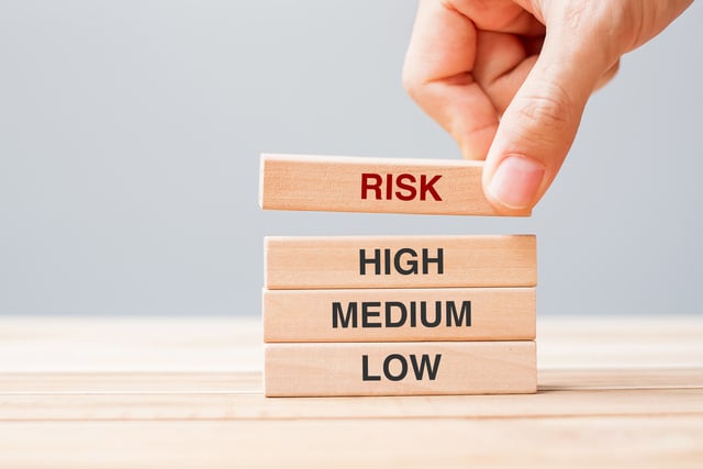 640-hand-pulling-wooden-block-with-risk-text