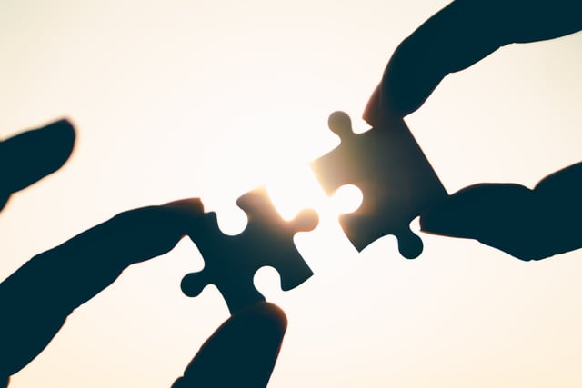 640-silhouette-of-closeup-woman-and-man-hand-connecting-a-piece-of-jigsaw-puzzle-over-sunlight-effect-symbol-of-association-and-connection-concept-business-strategy